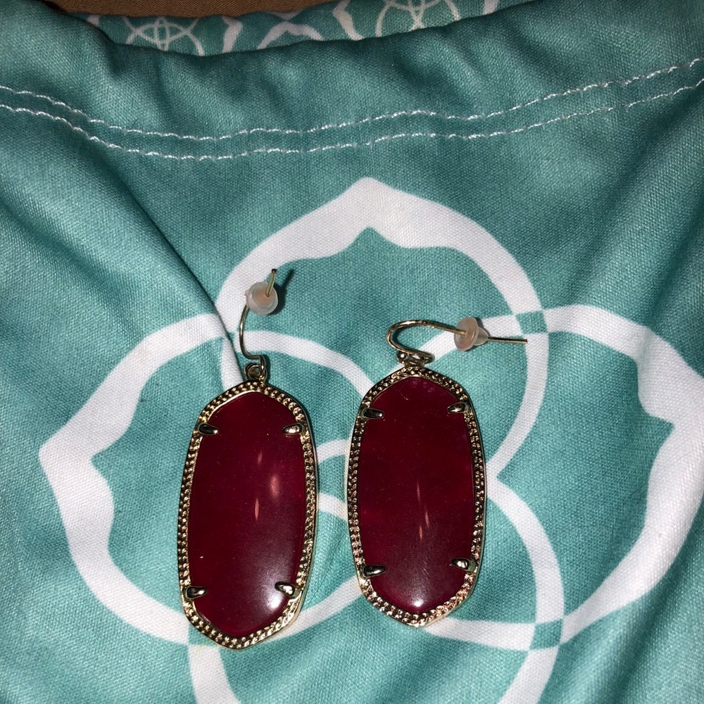Kendra Scott Elle Drop earrings!